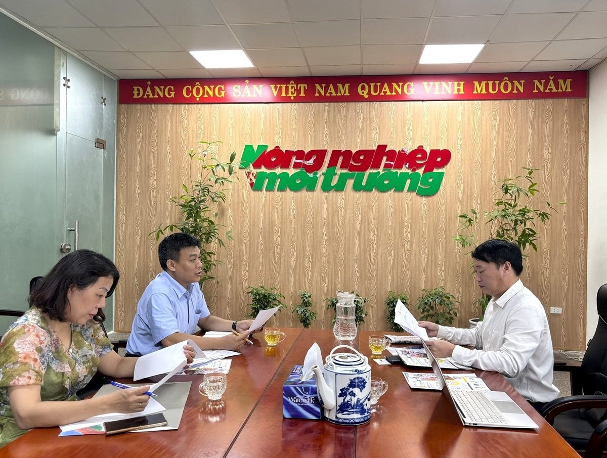 Phó Tổng Biên tập Báo Nông nghiệp và Môi trường Lê Trọng Đảm (bên phải) có buổi làm việc với ông Nguyễn Trung Chính, Tổng Giám đốc ITEC (bên trái). Ảnh: Kiều Chi.