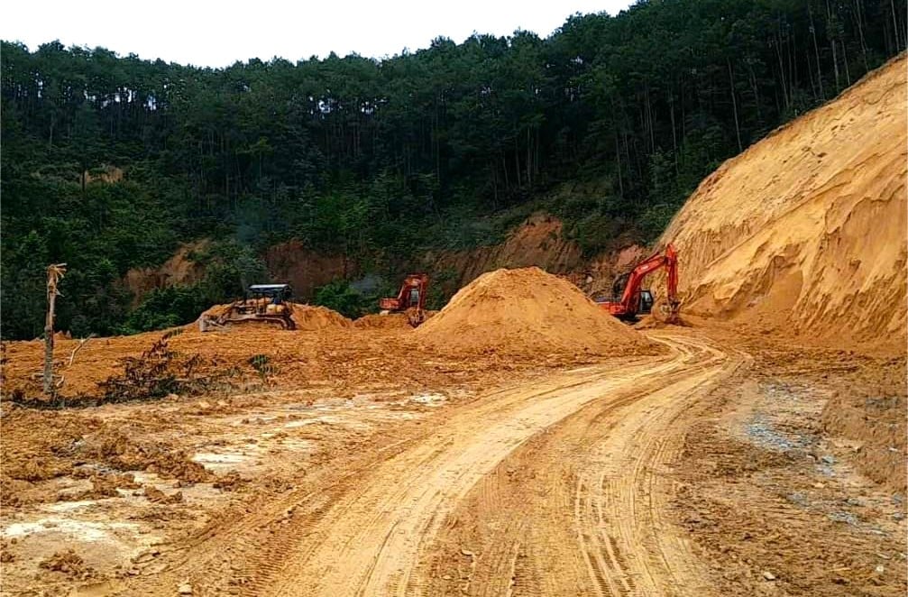 Mưa liên tục kéo dài khiến việc thi công gặp nhiều khó khăn. Ảnh: Tuấn Anh. Mưa liên tục kéo dài khiến việc thi công gặp nhiều khó khăn. Ảnh: Tuấn Anh.