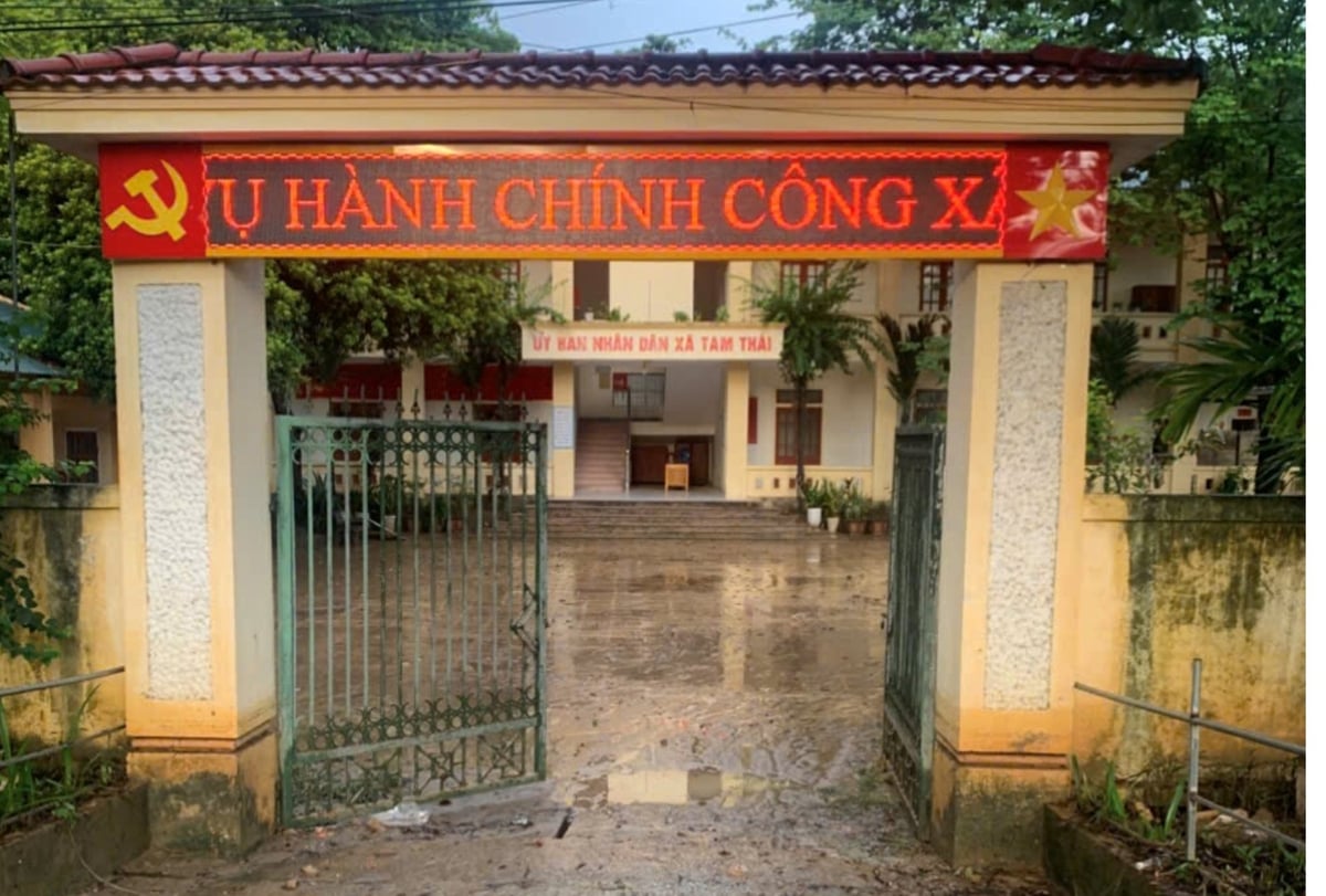 Sáng 7/7, nước đã rút nhưng Trung tâm Phục vụ hành chính công xã Tam Thái vẫn đang bị bùn đất. Ảnh: Vương Triều. Sáng 7/7, nước đã rút nhưng Trung tâm Phục vụ hành chính công xã Tam Thái vẫn đang bị bùn đất. Ảnh: Vương Triều.