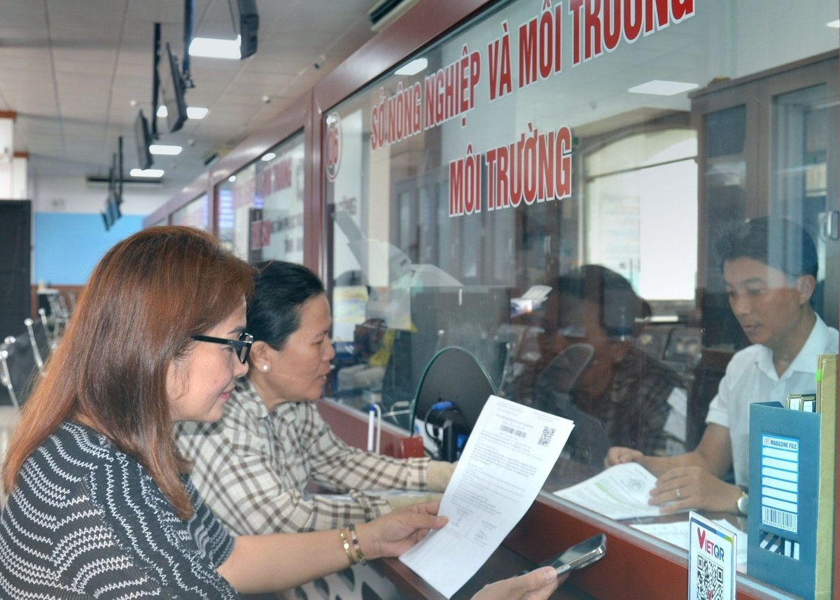 Người dân đến giao dịch về thủ tục hành chính liên quan đến lĩnh vực môi trường tại Trung tâm phục vụ hành chính công tỉnh An Giang. Ảnh: Trung Chánh. Người dân đến giao dịch về thủ tục hành chính liên quan đến lĩnh vực môi trường tại Trung tâm phục vụ hành chính công tỉnh An Giang. Ảnh: Trung Chánh.
