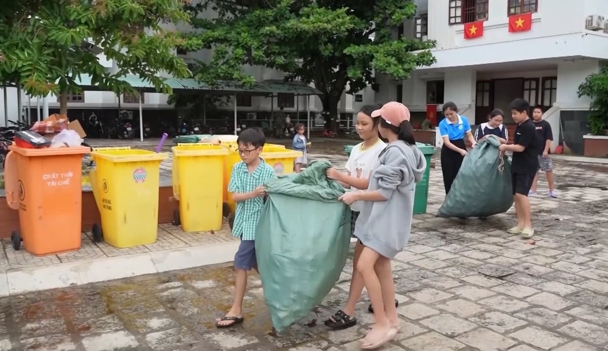 Học sinh cũng là đối tượng hưởng ứng và hành động tích cực trong 'cuộc chiến' chống rác thải nhựa của Côn Đảo. Ảnh: Lê Bình. Học sinh cũng là đối tượng hưởng ứng và hành động tích cực trong 'cuộc chiến' chống rác thải nhựa của Côn Đảo. Ảnh: Lê Bình.