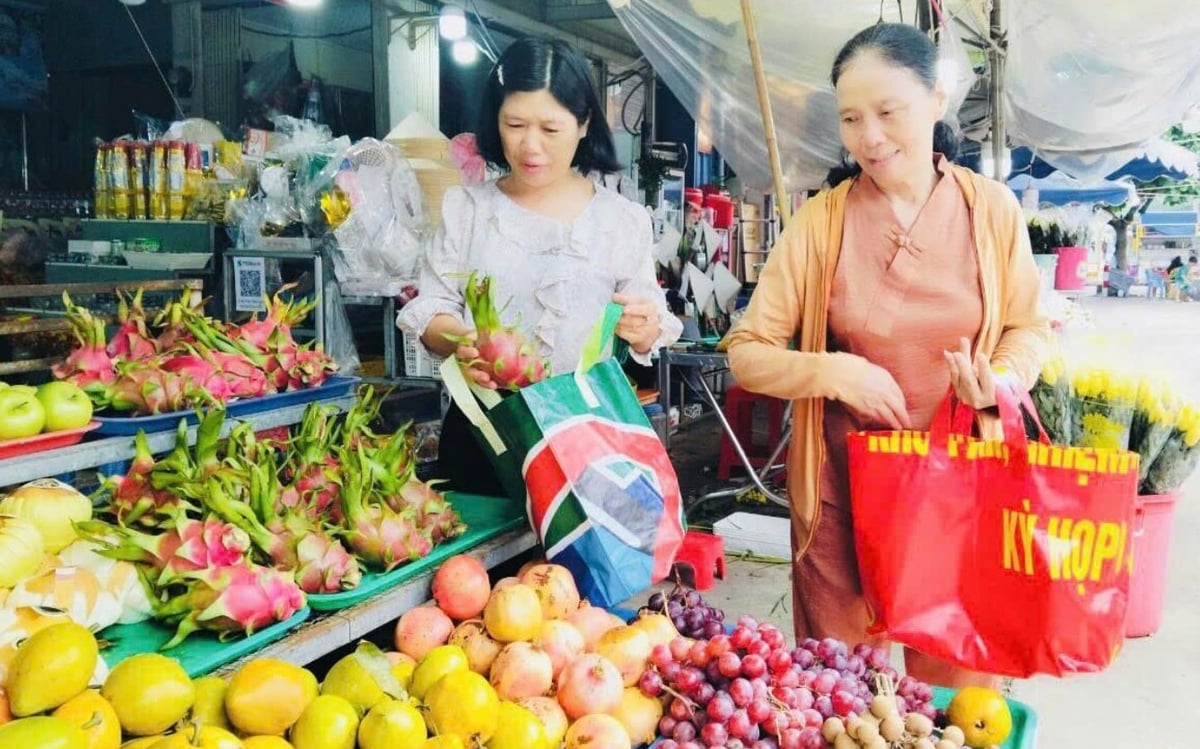 Người dân Côn Đảo thích thú với các sản phẩm túi tái chế khi đi chợ để hạn chế sử dụng túi nilon. Ảnh: Lê Bình. Người dân Côn Đảo thích thú với các sản phẩm túi tái chế khi đi chợ để hạn chế sử dụng túi nilon. Ảnh: Lê Bình.