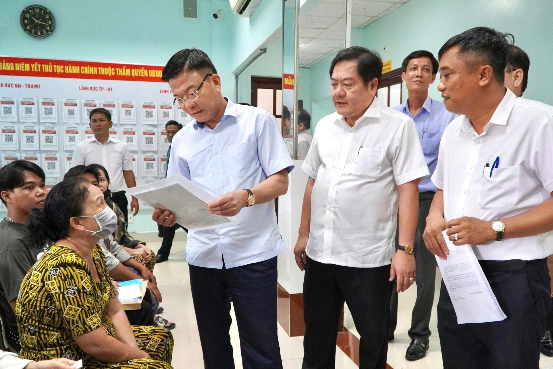 Phó Thủ tướng Lê Thành Long hỏi thăm người dân đến giao dịch tại Trung tâm phục vụ hành chính công xã Châu Thành, tỉnh An Giang. Ảnh: Trung Chánh. Phó Thủ tướng Lê Thành Long hỏi thăm người dân đến giao dịch tại Trung tâm phục vụ hành chính công xã Châu Thành, tỉnh An Giang. Ảnh: Trung Chánh.