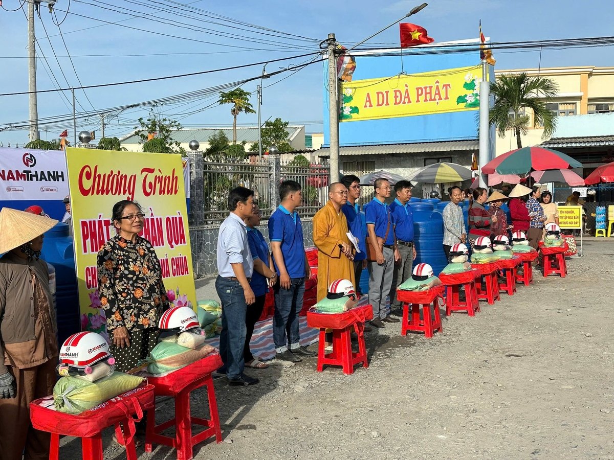 Chùa Hưng Long (tỉnh Đồng Tháp) vừa tổ chức tặng quà cho người nghèo, có hoàn cảnh khó khăn. Ảnh: Minh Đảm. Chùa Hưng Long (tỉnh Đồng Tháp) vừa tổ chức tặng quà cho người nghèo, có hoàn cảnh khó khăn. Ảnh: Minh Đảm.