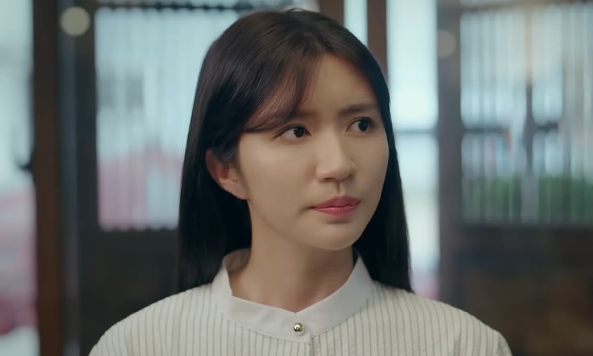 Xuân bắt đầu để ý đến hành động của Nghĩa. Ảnh CMH Xuân bắt đầu để ý đến hành động của Nghĩa. Ảnh CMH