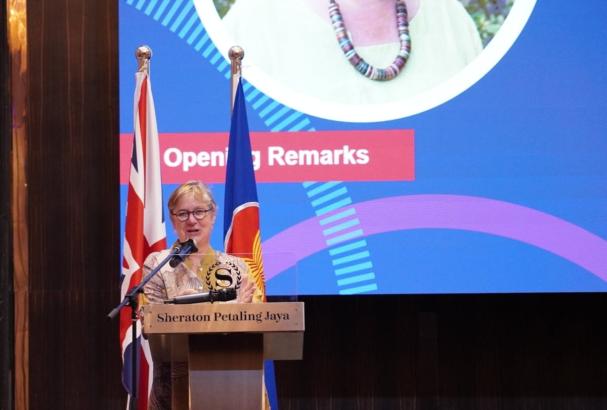 Đại sứ Vương quốc Anh tại ASEAN, bà Sarah Tiffin, phát biểu khai mạc lễ khởi động Chương trình Hợp tác An ninh Y tế ASEAN - Anh (HSP). Ảnh: Đại sứ quán Anh. Đại sứ Vương quốc Anh tại ASEAN, bà Sarah Tiffin, phát biểu khai mạc lễ khởi động Chương trình Hợp tác An ninh Y tế ASEAN - Anh (HSP). Ảnh: Đại sứ quán Anh.