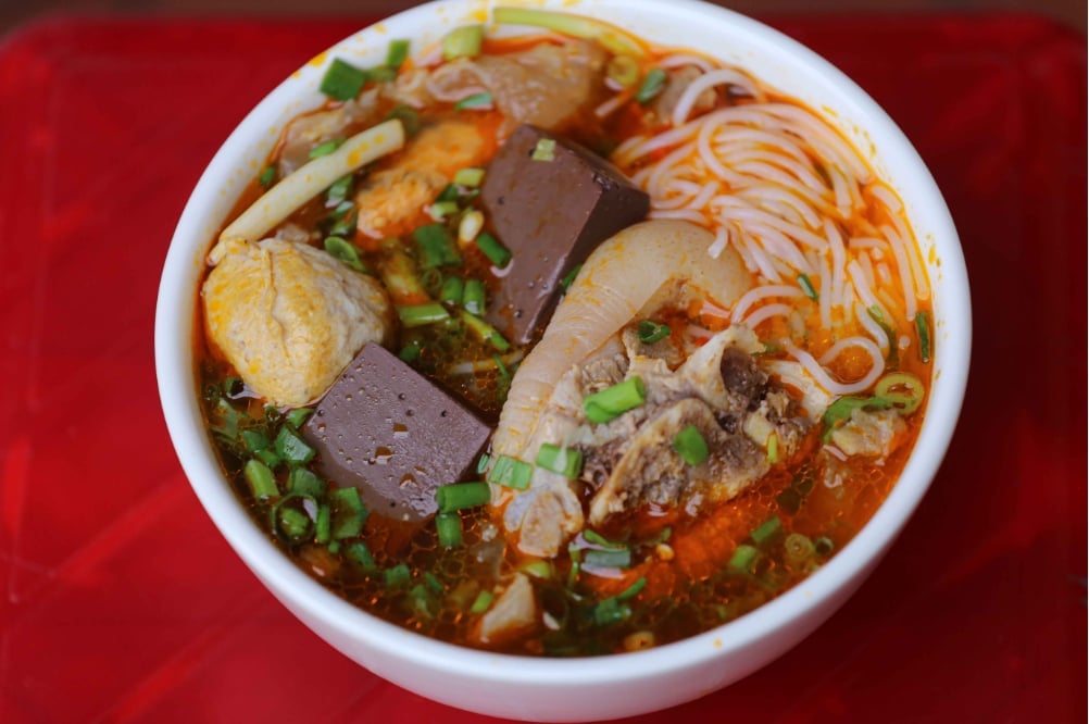 Một tô bún bò chuẩn vị nhất định phải có giò heo. Ảnh: Lê Hoài Nhân. Một tô bún bò chuẩn vị nhất định phải có giò heo. Ảnh: Lê Hoài Nhân.