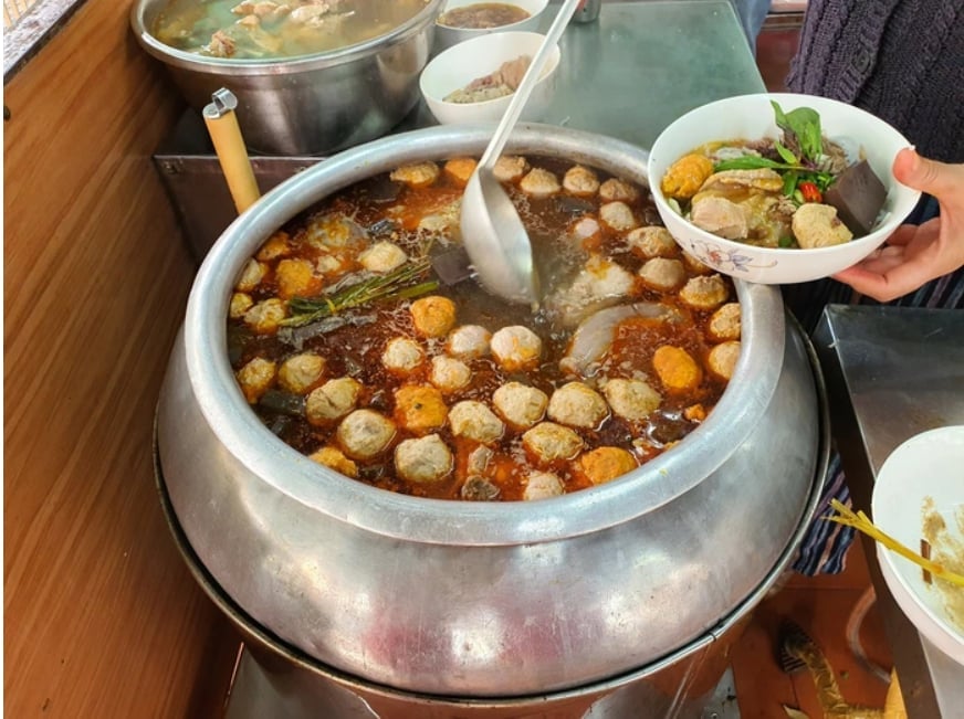 Theo các mệ (bà) nội trợ Huế, bún bò Huế nấu trong nồi nhôm đáy tròn bụng phình miệng nhỏ, đặc trưng kiểu Huế, sẽ giữ nhiệt giữ hương lâu hơn. Ảnh: Khương Hồ. Theo các mệ (bà) nội trợ Huế, bún bò Huế nấu trong nồi nhôm đáy tròn bụng phình miệng nhỏ, đặc trưng kiểu Huế, sẽ giữ nhiệt giữ hương lâu hơn. Ảnh: Khương Hồ.