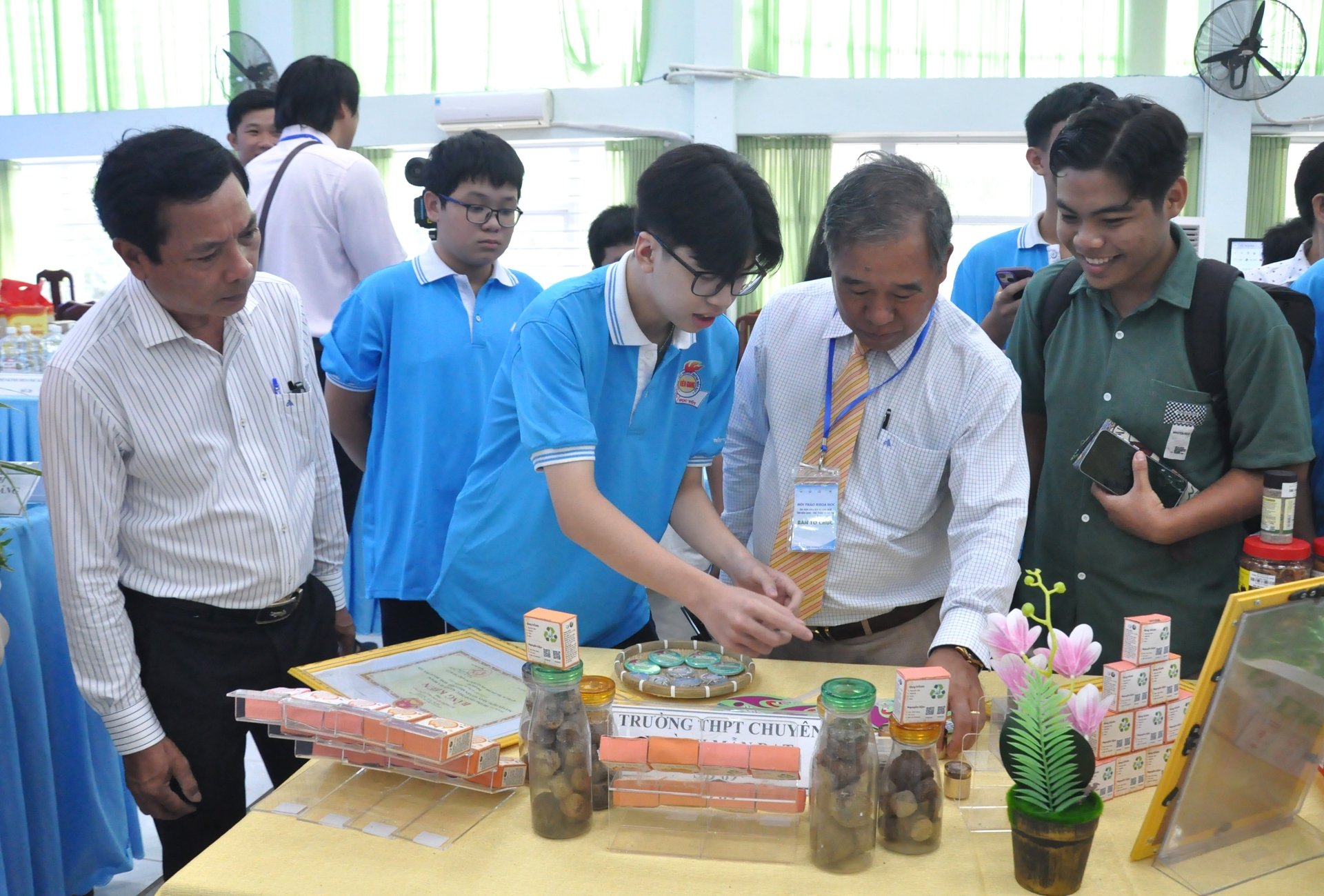 TS Nguyễn Xuân Niệm (thứ 2 bên phải sang), Chủ tịch Hội Khởi nghiệp Đổi mới sáng tạo tỉnh An Giang tham quan và đánh giá sản phẩn viên nén tái tạo được giới thiệu tại hội nghị về thành tựu nghiên cứu khoa học và công nghệ. Ảnh: Trung Chánh. TS Nguyễn Xuân Niệm (thứ 2 bên phải sang), Chủ tịch Hội Khởi nghiệp Đổi mới sáng tạo tỉnh An Giang tham quan và đánh giá sản phẩn viên nén tái tạo được giới thiệu tại hội nghị về thành tựu nghiên cứu khoa học và công nghệ. Ảnh: Trung Chánh.