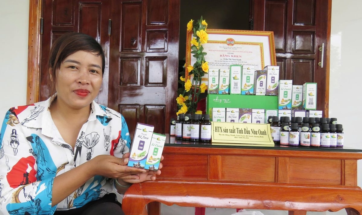 Ms. Nhu Oanh: 'Our cooperative will continue buying raw materials from local farmers to grow production and strive to increase revenue and income for our workers'. Photo: T. Phung.