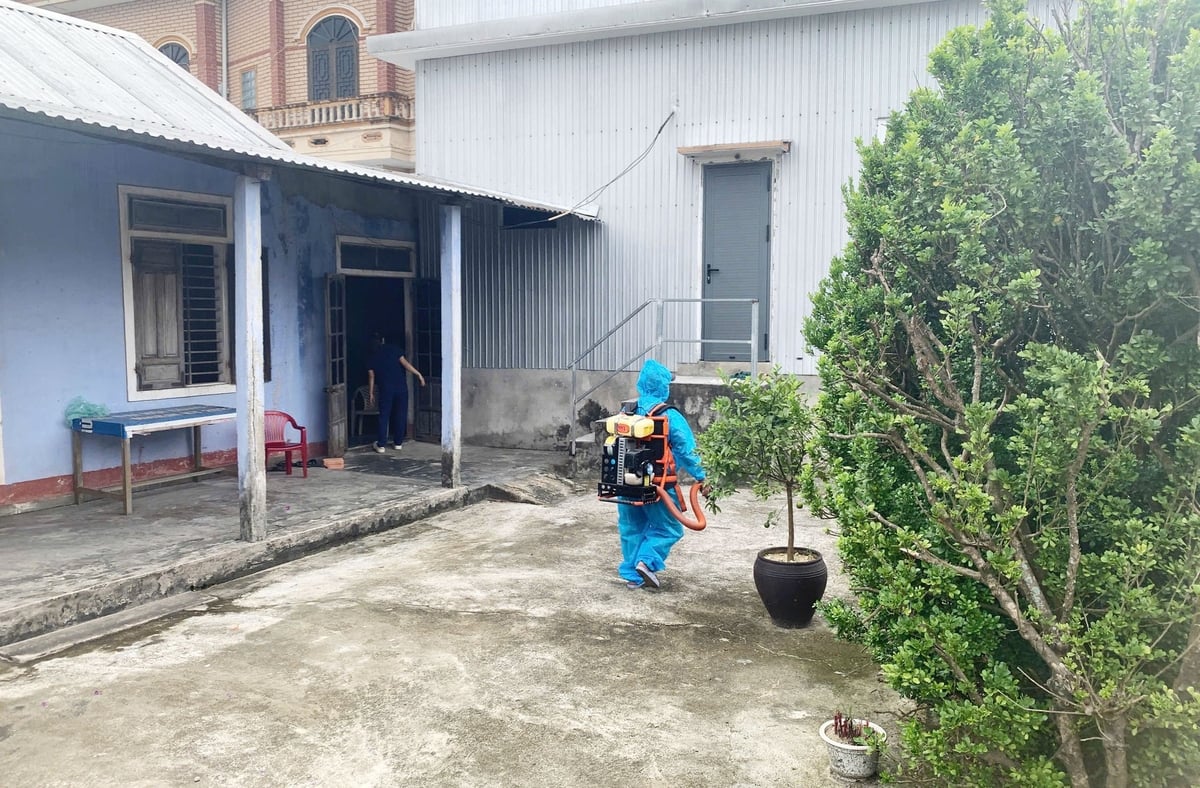 Lực lượng y tế TP Huế xử lý môi trường để phòng bệnh liên cầu lợn. Ảnh: V.D. Lực lượng y tế TP Huế xử lý môi trường để phòng bệnh liên cầu lợn. Ảnh: V.D.