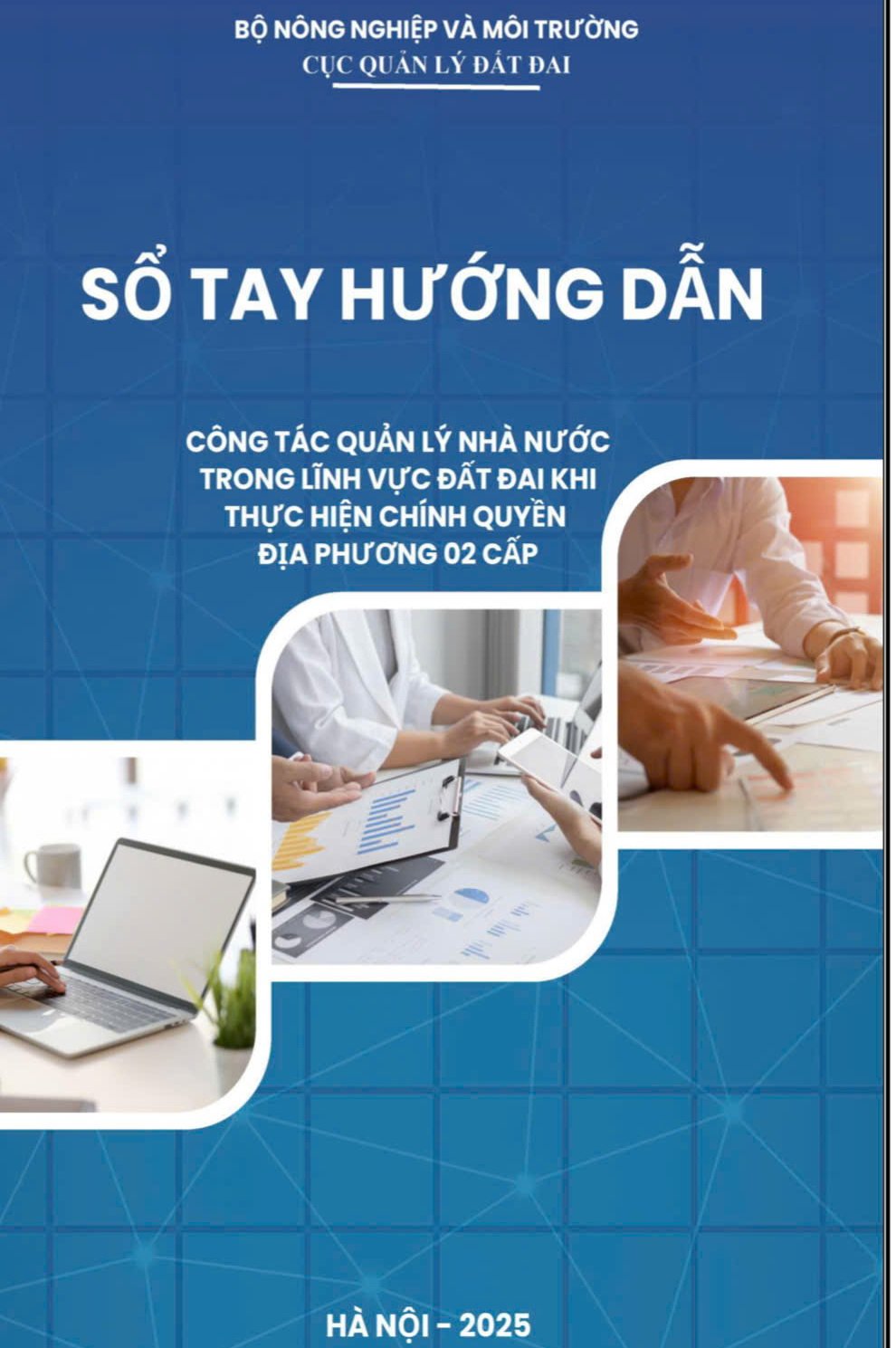 Sổ tay hướng dẫn công tác quản lý nhà nước trong lĩnh vực đất đai khi thực hiện chính quyền địa phương 2 cấp. Ảnh: Trường Giang. Sổ tay hướng dẫn công tác quản lý nhà nước trong lĩnh vực đất đai khi thực hiện chính quyền địa phương 2 cấp. Ảnh: Trường Giang.