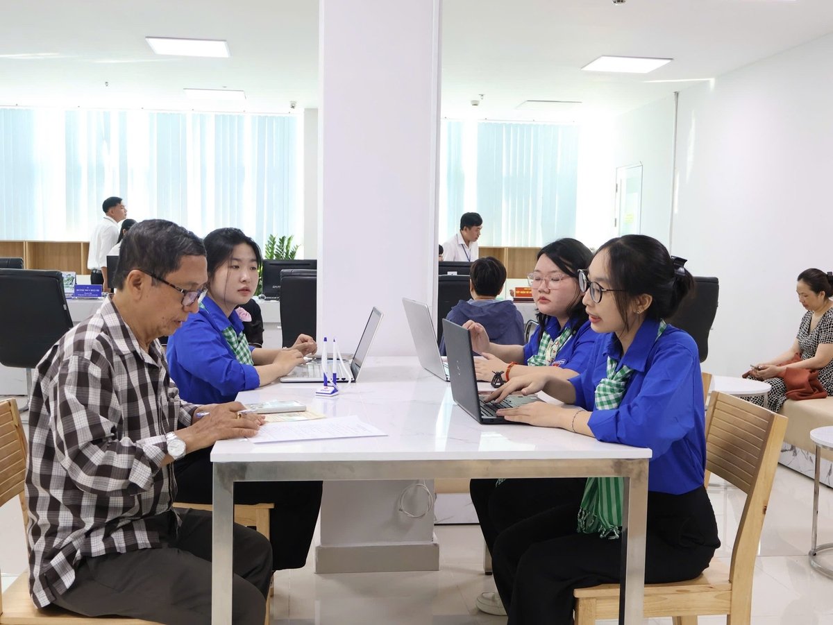 Đội Thanh niên tình nguyện hỗ trợ người dân tại phường Phú Nhuận. Ảnh: Bảo Vy. Đội Thanh niên tình nguyện hỗ trợ người dân tại phường Phú Nhuận. Ảnh: Bảo Vy.