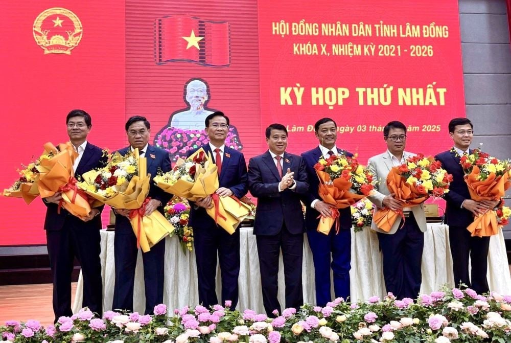 Ông Y Thanh Hà Niê Kđăm, Ủy viên Ban Chấp hành Trung ương Đảng, Bí thư Tỉnh ủy, Trưởng Đoàn ĐBQH tỉnh Lâm Đồng trao hoa cho Chủ tịch và 6 Phó Chủ tịch UBND tỉnh Lâm Đồng. Ảnh: Duy Tuấn. Ông Y Thanh Hà Niê Kđăm, Ủy viên Ban Chấp hành Trung ương Đảng, Bí thư Tỉnh ủy, Trưởng Đoàn ĐBQH tỉnh Lâm Đồng trao hoa cho Chủ tịch và 6 Phó Chủ tịch UBND tỉnh Lâm Đồng. Ảnh: Duy Tuấn.