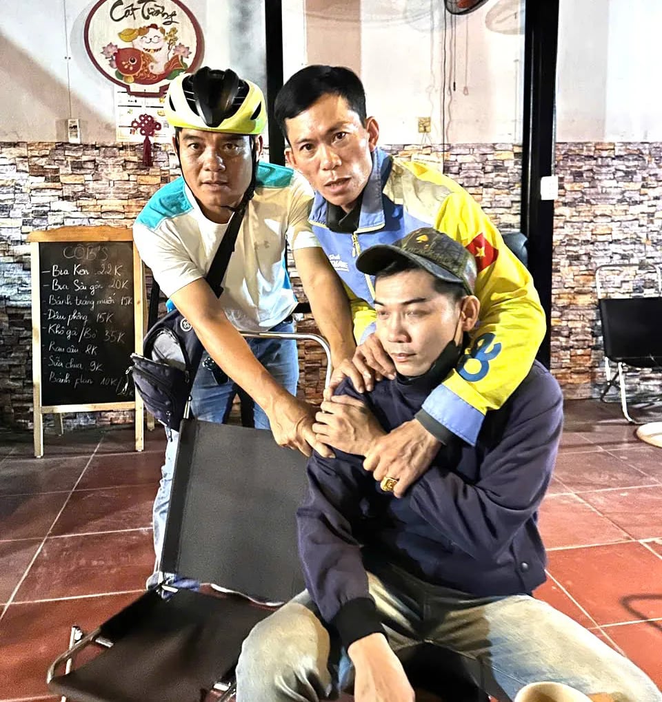 Đối tượng Nguyễn Hữu Thừa tống tiền chị L, bị nhóm 'hiệp sĩ' Nguyễn Thanh Hải khống chế, bắt quả tang khi đang nhận 50 triệu đồng. Ảnh: Nhóm 'hiệp sĩ'. Đối tượng Nguyễn Hữu Thừa tống tiền chị L, bị nhóm 'hiệp sĩ' Nguyễn Thanh Hải khống chế, bắt quả tang khi đang nhận 50 triệu đồng. Ảnh: Nhóm 'hiệp sĩ'.