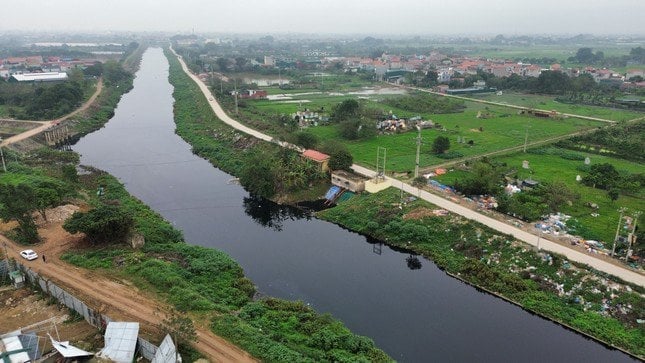 Sông Nhuệ chảy qua Hà Nội dài 62 km, đi qua các quận Bắc Từ Liêm, Nam Từ Liêm, Hà Đông và các huyện Thanh Trì, Thanh Oai, Thường Tín, Phú Xuyên, Ứng Hòa. Ảnh: Internet. Sông Nhuệ chảy qua Hà Nội dài 62 km, đi qua các quận Bắc Từ Liêm, Nam Từ Liêm, Hà Đông và các huyện Thanh Trì, Thanh Oai, Thường Tín, Phú Xuyên, Ứng Hòa. Ảnh: Internet.