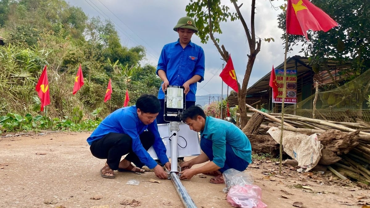 Đoàn viên thanh niên lắp bóng đèn năng lượng mặt trời. Ảnh: Hoàng Châu. Đoàn viên thanh niên lắp bóng đèn năng lượng mặt trời. Ảnh: Hoàng Châu.
