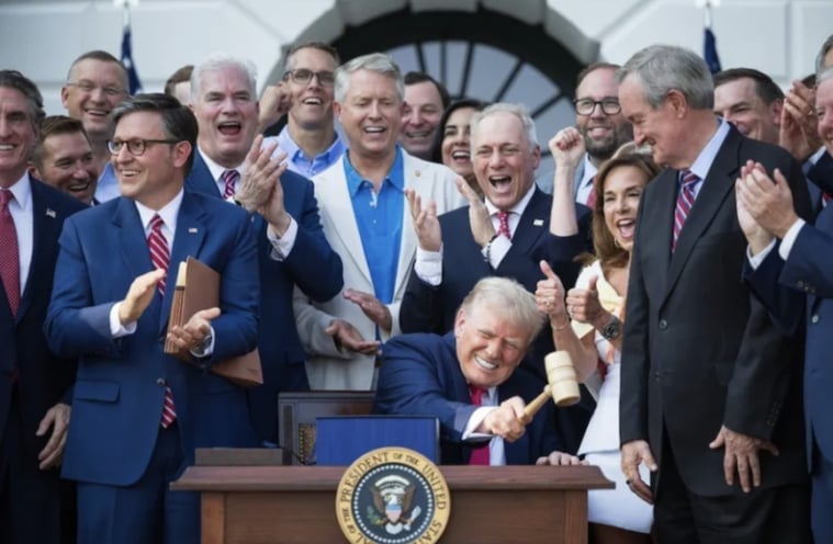 Tổng thống Mỹ Donald Trump ký ban hành 'Đạo luật to đẹp', đánh dấu bước ngoặt trong chính sách hỗ trợ năng lượng sạch tại Bắc Mỹ. Ảnh: Washington Post. Tổng thống Mỹ Donald Trump ký ban hành 'Đạo luật to đẹp', đánh dấu bước ngoặt trong chính sách hỗ trợ năng lượng sạch tại Bắc Mỹ. Ảnh: Washington Post.