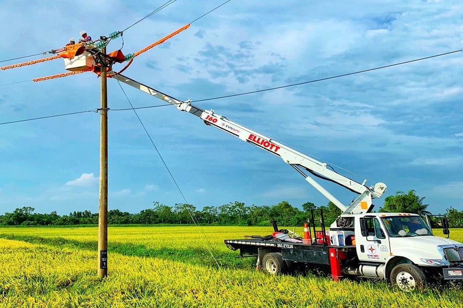 Công nhân điện lực bảo trì hệ thống lưới điện. Ảnh: EVNNPC. Công nhân điện lực bảo trì hệ thống lưới điện. Ảnh: EVNNPC.