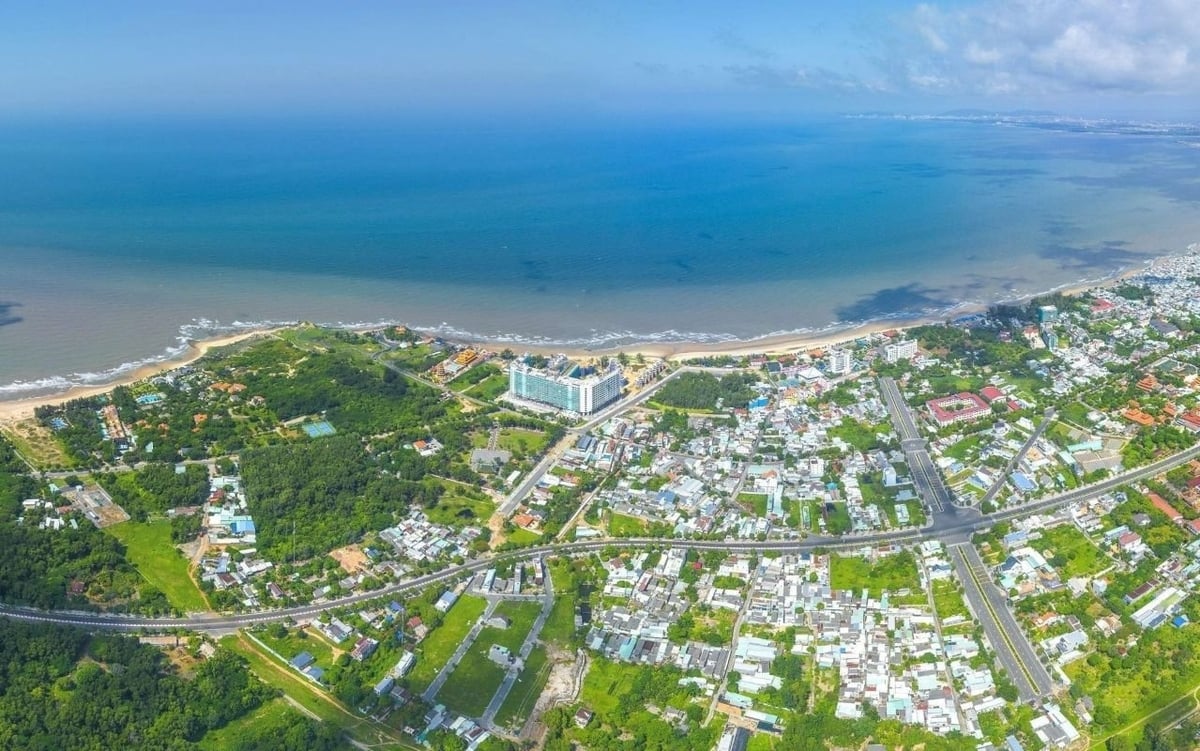 Charm Resort Long Hải sở hữu vị trí 'lưng tựa núi, mặt hướng biển', gần các địa danh văn hóa, lịch sử của địa phương. Ảnh: Charm Group. Charm Resort Long Hải sở hữu vị trí 'lưng tựa núi, mặt hướng biển', gần các địa danh văn hóa, lịch sử của địa phương. Ảnh: Charm Group.