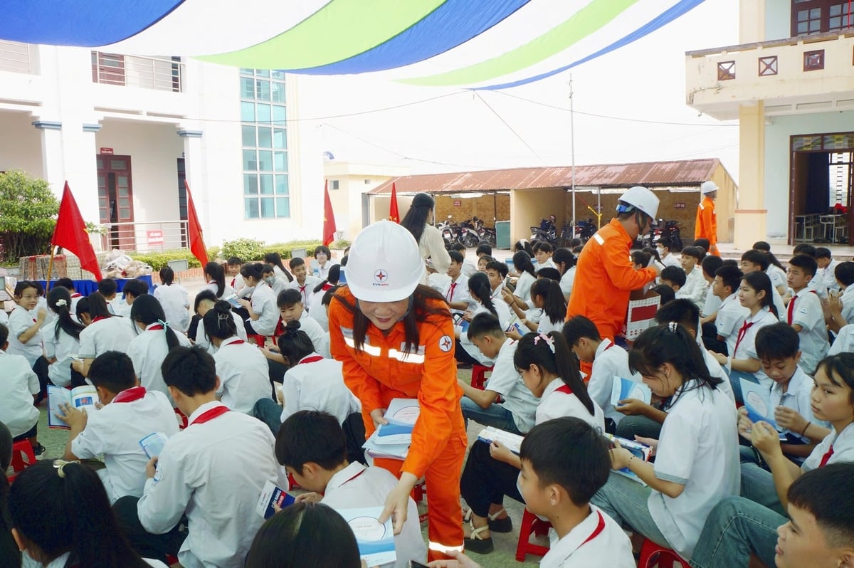 Đẩy mạnh tuyên truyền sử dụng điện an toàn, tiết kiệm, hiệu quả tại các trường học. Ảnh: EVNNPC. Đẩy mạnh tuyên truyền sử dụng điện an toàn, tiết kiệm, hiệu quả tại các trường học. Ảnh: EVNNPC.
