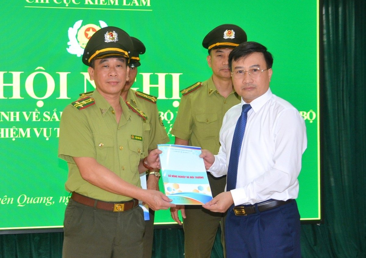 Ông Phạm Mạnh Duyệt (sơ mi trắng), Giám đốc Sở NN-MT tỉnh Tuyên Quang trao Quyết định bổ nhiệm cho ông Triệu Đăng Khoa, Phó Chi cục trưởng Chi cục Kiểm lâm tỉnh Tuyên Quang. Ảnh: Đào Thanh. Ông Phạm Mạnh Duyệt (sơ mi trắng), Giám đốc Sở NN-MT tỉnh Tuyên Quang trao Quyết định bổ nhiệm cho ông Triệu Đăng Khoa, Phó Chi cục trưởng Chi cục Kiểm lâm tỉnh Tuyên Quang. Ảnh: Đào Thanh.