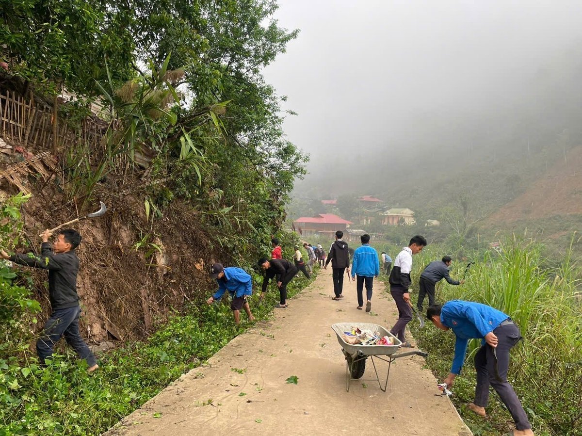 Đoàn viên thanh niên vệ sinh môi trường, phát quang đường dân sinh. Ảnh: Hoàng Châu. Đoàn viên thanh niên vệ sinh môi trường, phát quang đường dân sinh. Ảnh: Hoàng Châu.