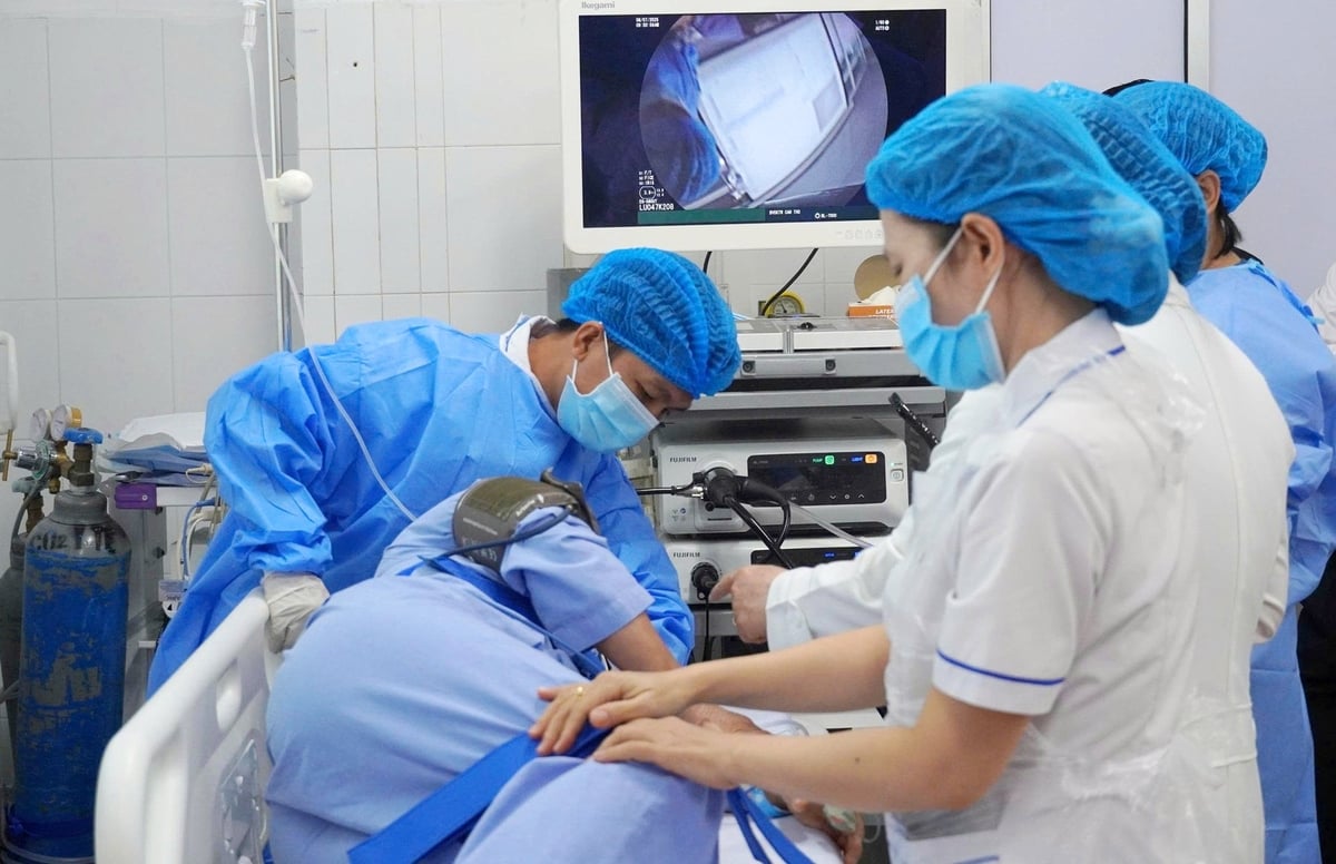 Ê kíp bệnh viện tiến hành ca nội soi siêu âm. Ảnh: Lê Hoàng Vũ. Ê kíp bệnh viện tiến hành ca nội soi siêu âm. Ảnh: Lê Hoàng Vũ.