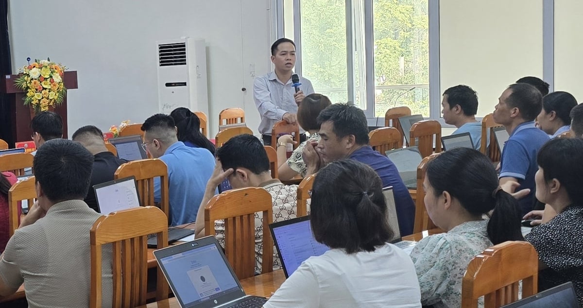 Chuyên gia công nghệ thông tin hướng dẫn sử dụng phần mềm văn phòng điện tử ioffice và dịch vụ công trực tuyến cho các cán bộ tham gia hỗ trợ các xã, phường. Ảnh: Hoàng Nghĩa. Chuyên gia công nghệ thông tin hướng dẫn sử dụng phần mềm văn phòng điện tử ioffice và dịch vụ công trực tuyến cho các cán bộ tham gia hỗ trợ các xã, phường. Ảnh: Hoàng Nghĩa.