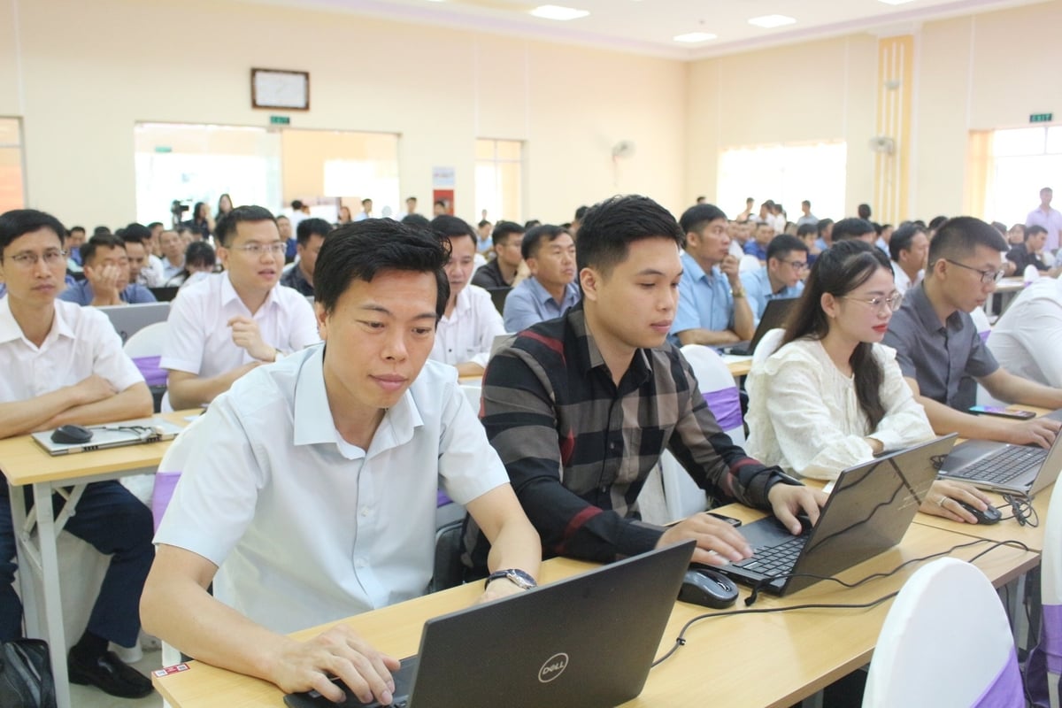 Cán bộ các xã, phường được hướng dẫn thao tác trực tiếp các phần mềm về quản lý đất đai tại Hội nghị. Ảnh: Nguyễn Nga. Cán bộ các xã, phường được hướng dẫn thao tác trực tiếp các phần mềm về quản lý đất đai tại Hội nghị. Ảnh: Nguyễn Nga.
