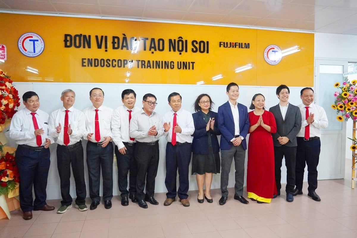 Lãnh đạo Bệnh viện Đa khoa Trung ương Cần Thơ cắt băng khánh thành Khoa Nội soi. Ảnh: Lê Hoàng Vũ. Lãnh đạo Bệnh viện Đa khoa Trung ương Cần Thơ cắt băng khánh thành Khoa Nội soi. Ảnh: Lê Hoàng Vũ.