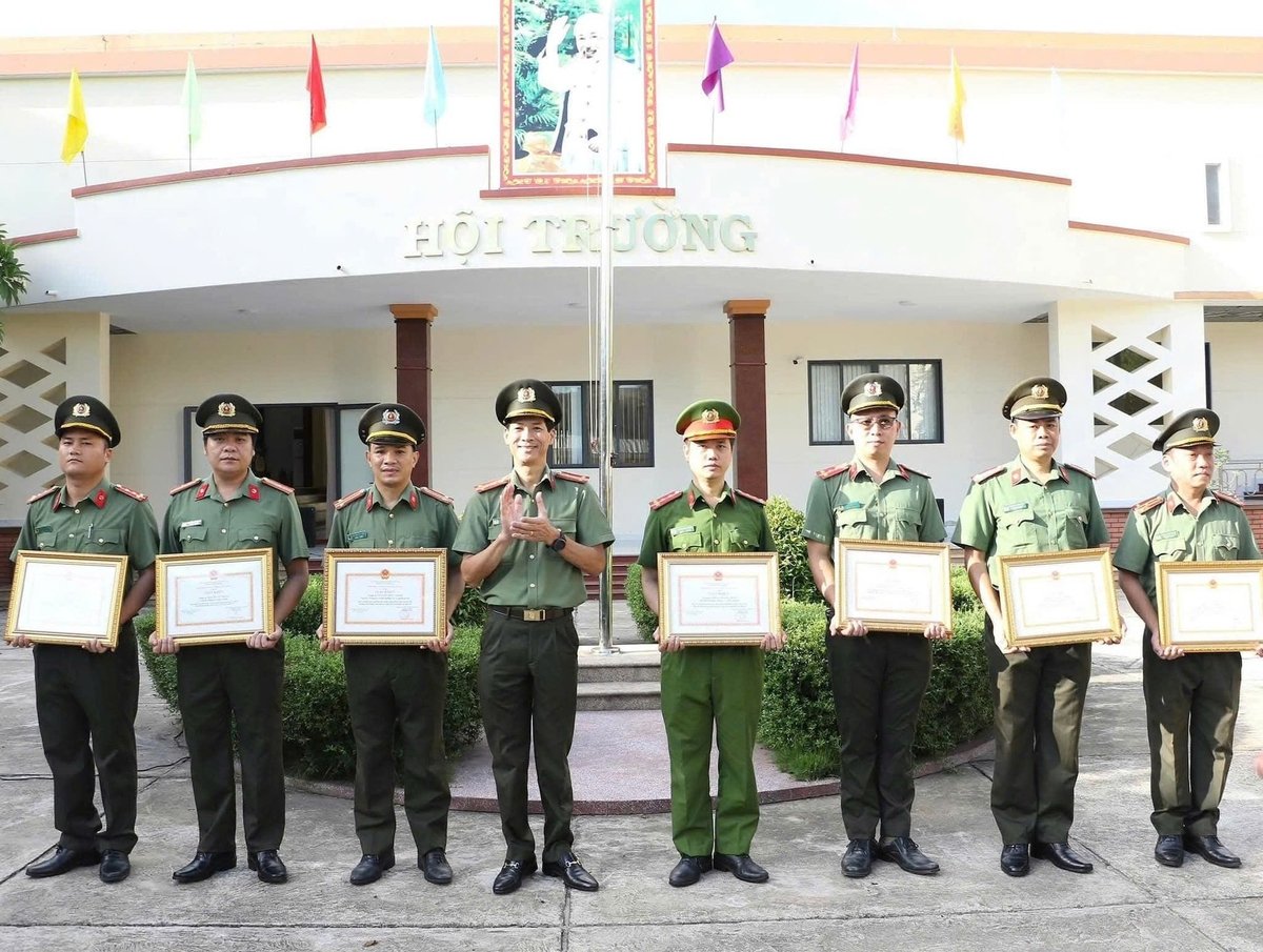 Khen thưởng hai tập thể và 10 cá nhân có thành tích xuất sắc đột xuất trong đấu tranh chuyên án, bắt giữ đối tượng vận chuyển, tàng trữ trái phép vật liệu nổ. Ảnh: Công an tỉnh Quảng Ngãi. Khen thưởng hai tập thể và 10 cá nhân có thành tích xuất sắc đột xuất trong đấu tranh chuyên án, bắt giữ đối tượng vận chuyển, tàng trữ trái phép vật liệu nổ. Ảnh: Công an tỉnh Quảng Ngãi.