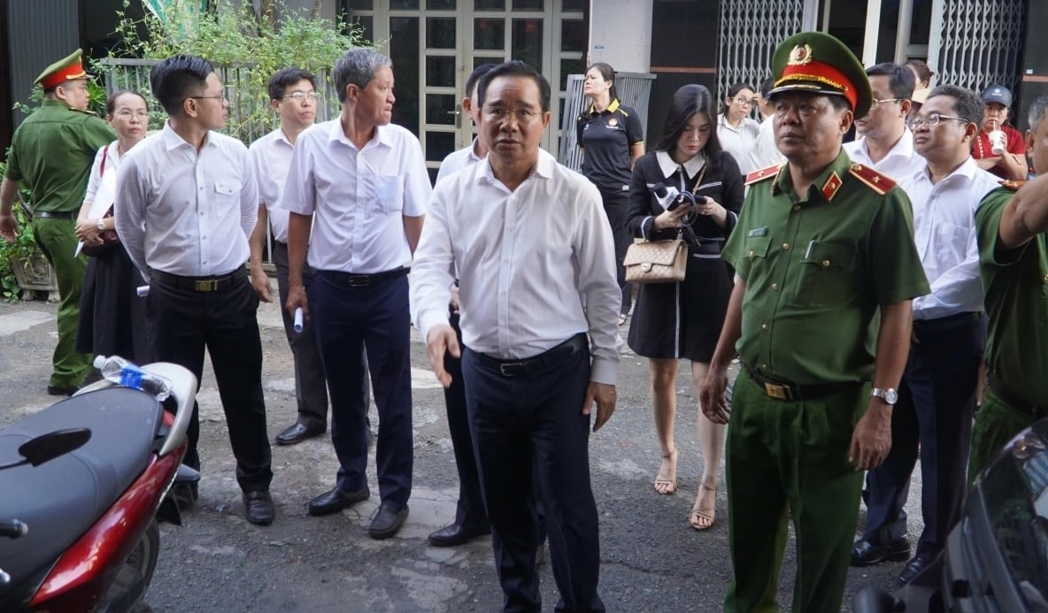 Lãnh đạo UBND TPHCM đến hiện trường vụ cháy chỉ đạo khắc phục, thăm hỏi gia đình nạn nhân trong vụ cháy cư xá Độc Lập. Ảnh: HT.