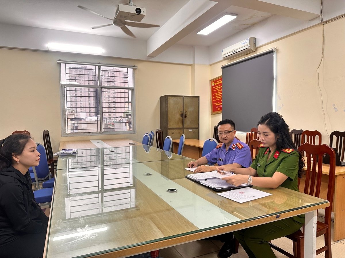 Lực lượng chức năng làm việc với đối tượng trong vụ án. Ảnh: TG. Lực lượng chức năng làm việc với đối tượng trong vụ án. Ảnh: TG.