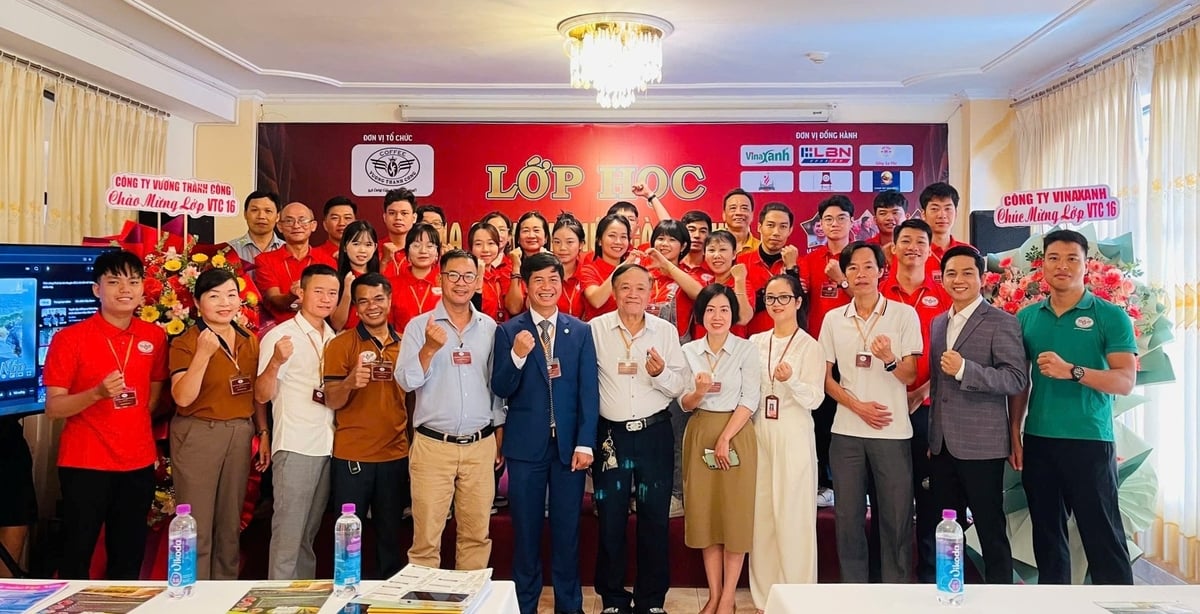 Các đại biểu chụp ảnh kỷ niệm tại buổi lễ khai mạc lớp học VTC 16. Ảnh: Tuấn Phúc. Các đại biểu chụp ảnh kỷ niệm tại buổi lễ khai mạc lớp học VTC 16. Ảnh: Tuấn Phúc.