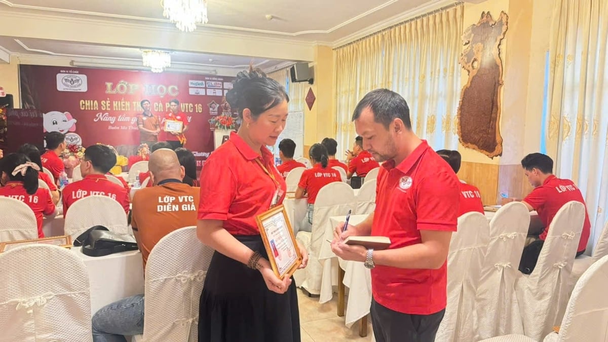 Chị Nguyễn Thị Hồng Giang, học viên VTC 16, đến từ tỉnh Ninh Bình, chia sẻ về khóa học. Ảnh: Tuấn Phúc. Chị Nguyễn Thị Hồng Giang, học viên VTC 16, đến từ tỉnh Ninh Bình, chia sẻ về khóa học. Ảnh: Tuấn Phúc.