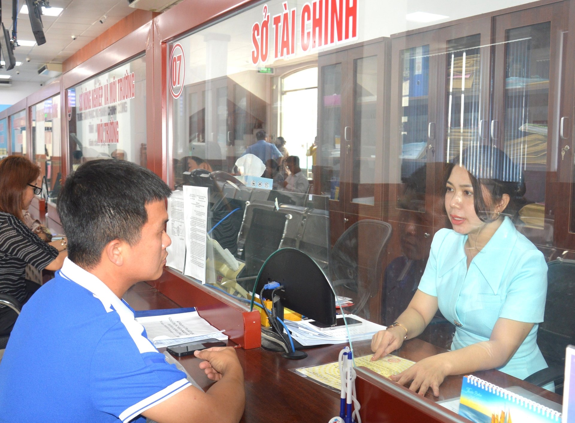 Người dân đến giao dịch tại Trung tâm phục vụ hành chính công tỉnh An Giang. Ảnh: Trung Chánh.