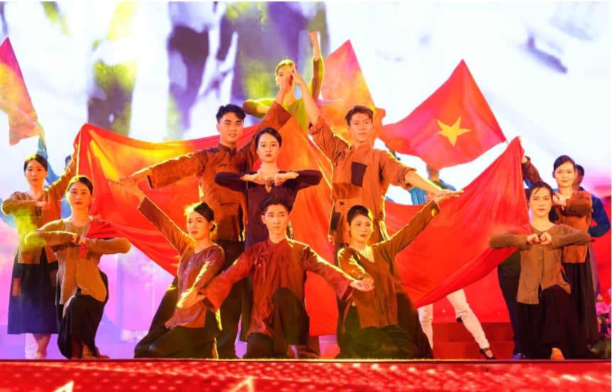 Hội thi Tuyên truyền lưu động toàn quốc Kỷ niệm 80 năm Cách mạng Tháng Tám và Quốc khánh 2/9 lưu diễn phục vụ nhân dân tại các tỉnh: Tuyên Quang, Bắc Ninh và thành phố Hải Phòng. Ảnh: Đàm Thanh. Hội thi Tuyên truyền lưu động toàn quốc Kỷ niệm 80 năm Cách mạng Tháng Tám và Quốc khánh 2/9 lưu diễn phục vụ nhân dân tại các tỉnh: Tuyên Quang, Bắc Ninh và thành phố Hải Phòng. Ảnh: Đàm Thanh.