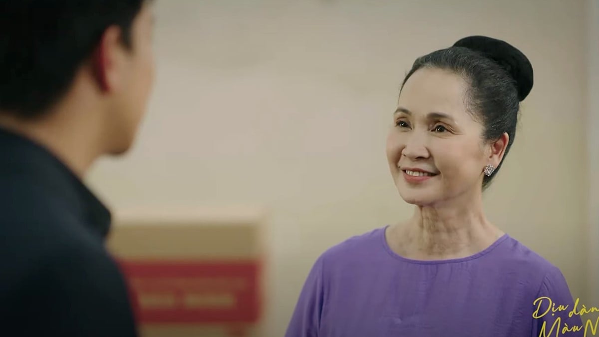 Bà Hà khen Phong trước mặt nhân viên. Ảnh CMH Bà Hà khen Phong trước mặt nhân viên. Ảnh CMH