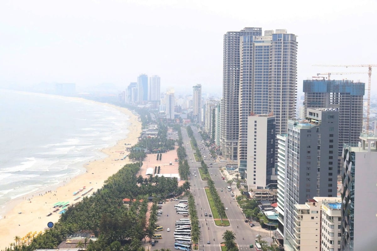 Bãi biển Đà Nẵng đã được Tạp chí Forbes bình chọn là một trong sáu bãi biển đẹp nhất hành tinh, cùng với sự hoàn thiện về cơ sở hạ tầng, là động lực cho Đà Nẵng phát triển kinh tế. Ảnh: Lan Anh. Bãi biển Đà Nẵng đã được Tạp chí Forbes bình chọn là một trong sáu bãi biển đẹp nhất hành tinh, cùng với sự hoàn thiện về cơ sở hạ tầng, là động lực cho Đà Nẵng phát triển kinh tế. Ảnh: Lan Anh.