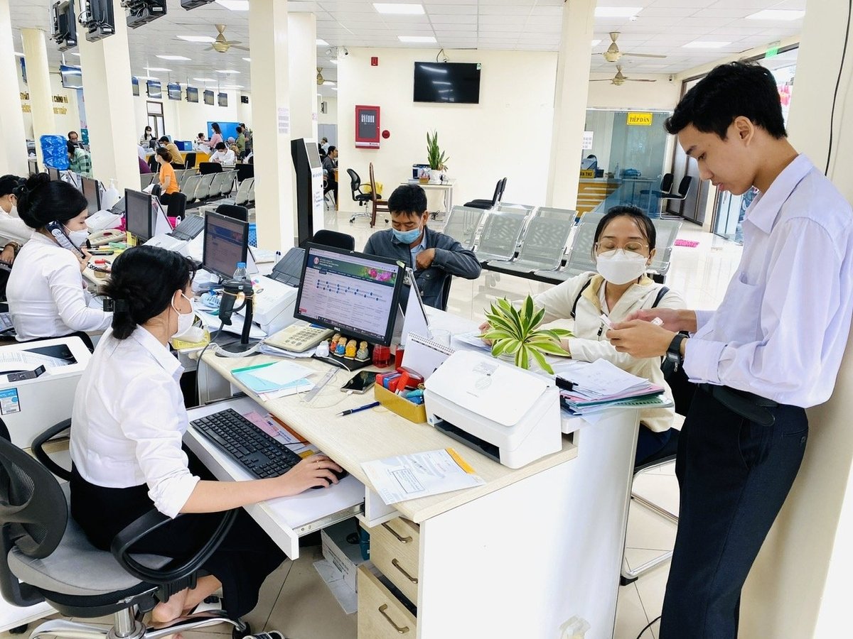 Người dân thực hiện thủ tục hành chính tại Trung tâm Phục vụ hành chính công phường Cao Lãnh, tỉnh Đồng Tháp. Ảnh: Lê Hoàng Vũ. Người dân thực hiện thủ tục hành chính tại Trung tâm Phục vụ hành chính công phường Cao Lãnh, tỉnh Đồng Tháp. Ảnh: Lê Hoàng Vũ.