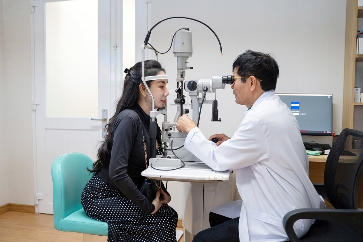 BS. CKII Trần Văn Kết, Giám đốc Bệnh viện Mắt Sài Gòn Cần Thơ triển khai công nghệ EYESignature cho bệnh nhân. Ảnh: Lê Hoàng Vũ. BS. CKII Trần Văn Kết, Giám đốc Bệnh viện Mắt Sài Gòn Cần Thơ triển khai công nghệ EYESignature cho bệnh nhân. Ảnh: Lê Hoàng Vũ.
