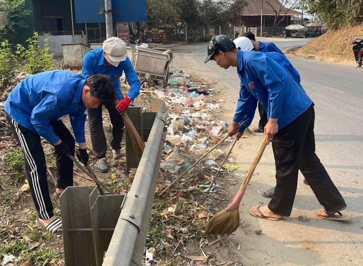 Ngày Chủ nhật xanh, đoàn viên thanh niên xã Mường Ảng thu gom xử lý rác, chung tay xây dựng nông thôn mới. Ảnh: Hoàng Châu. Ngày Chủ nhật xanh, đoàn viên thanh niên xã Mường Ảng thu gom xử lý rác, chung tay xây dựng nông thôn mới. Ảnh: Hoàng Châu.