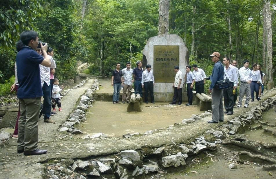 Du khách tham quan Sở Chỉ huy Chiến dịch Điện Biên Phủ trong không gian sạch sẽ, được giữ gìn bởi công tác vệ sinh môi trường thường xuyên. Ảnh: Hoàng Châu. Du khách tham quan Sở Chỉ huy Chiến dịch Điện Biên Phủ trong không gian sạch sẽ, được giữ gìn bởi công tác vệ sinh môi trường thường xuyên. Ảnh: Hoàng Châu.