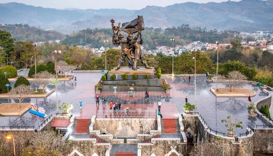 Khu vực Tượng đài Chiến thắng Điện Biên Phủ được chăm sóc, vệ sinh sạch sẽ, tạo cảnh quan văn minh, thu hút khách du lịch. Ảnh: Hoàng Châu. Khu vực Tượng đài Chiến thắng Điện Biên Phủ được chăm sóc, vệ sinh sạch sẽ, tạo cảnh quan văn minh, thu hút khách du lịch. Ảnh: Hoàng Châu.