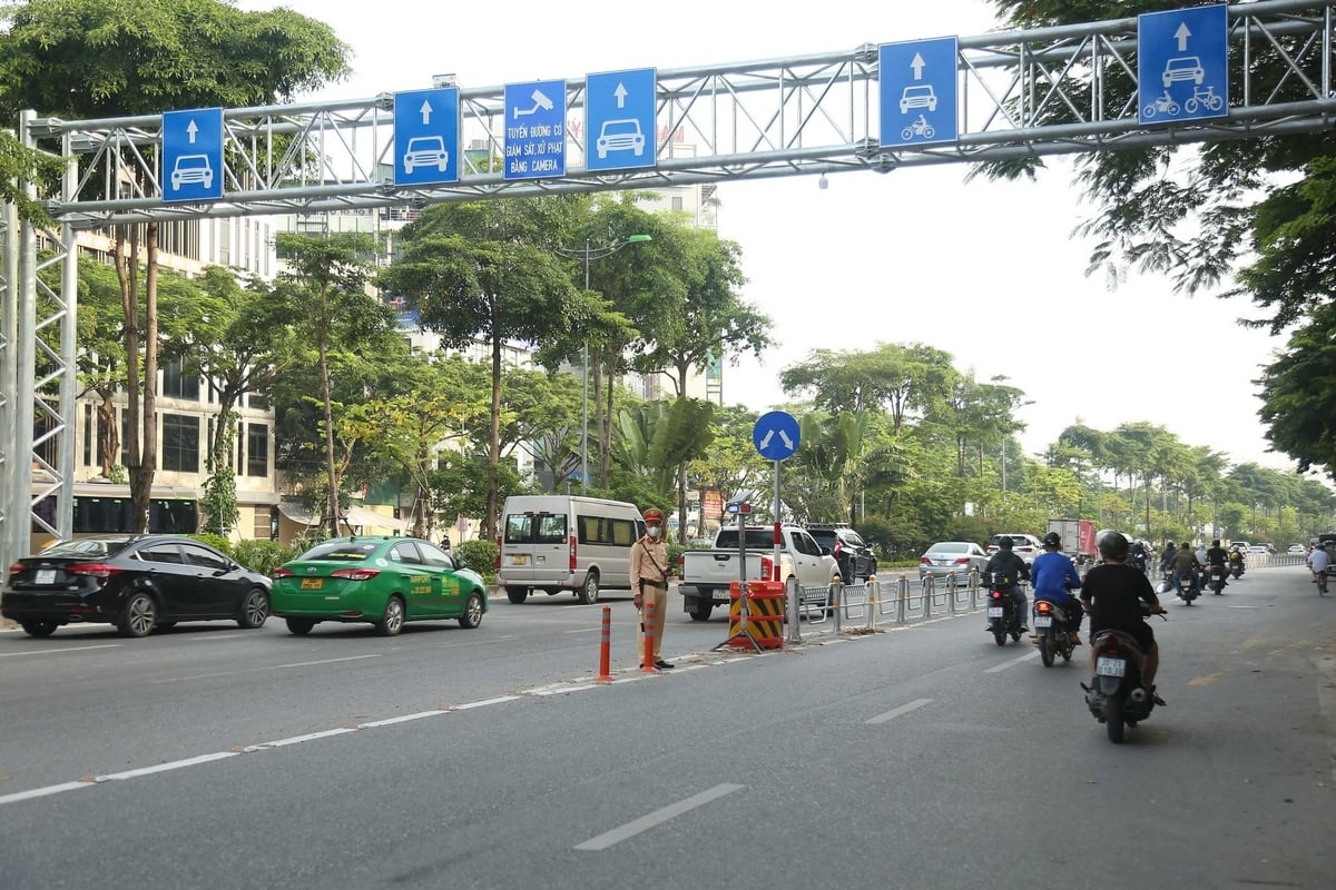 Cảnh sát giao thông điều tiết, hướng dẫn các phương tiện lưu thông đúng quy định. Ảnh: CS. Cảnh sát giao thông điều tiết, hướng dẫn các phương tiện lưu thông đúng quy định. Ảnh: CS.