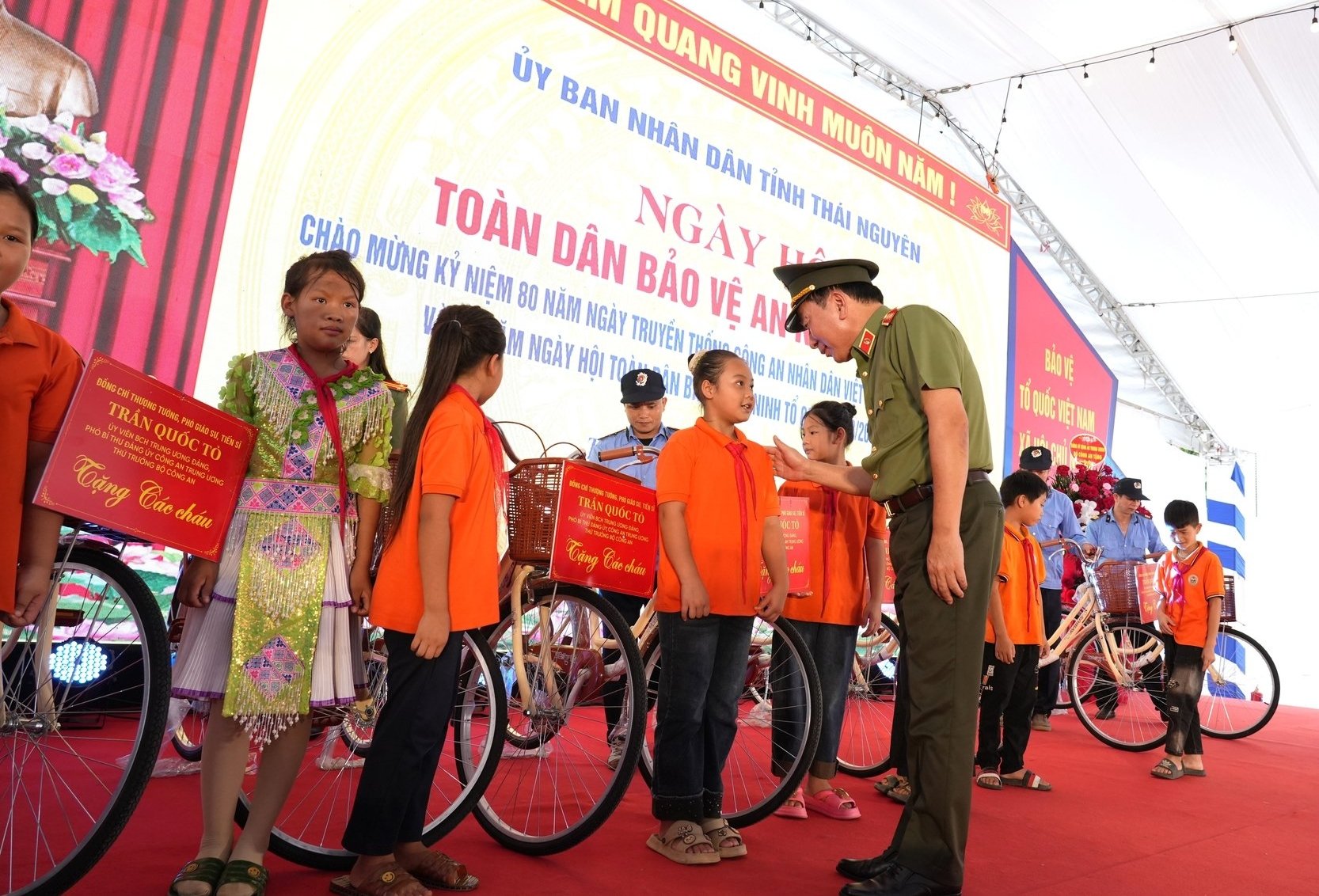 Thượng tướng Trần Quốc Tỏ, Ủy viên BCH Trung ương Đảng, Phó Bí thư Đảng ủy Công an Trung ương,Thứ trưởng Bộ Công an tặng xe đạp cho các em học sinh Trường Tiểu học Thần Sa. Ảnh: An Khang. Thượng tướng Trần Quốc Tỏ, Ủy viên BCH Trung ương Đảng, Phó Bí thư Đảng ủy Công an Trung ương,Thứ trưởng Bộ Công an tặng xe đạp cho các em học sinh Trường Tiểu học Thần Sa. Ảnh: An Khang.
