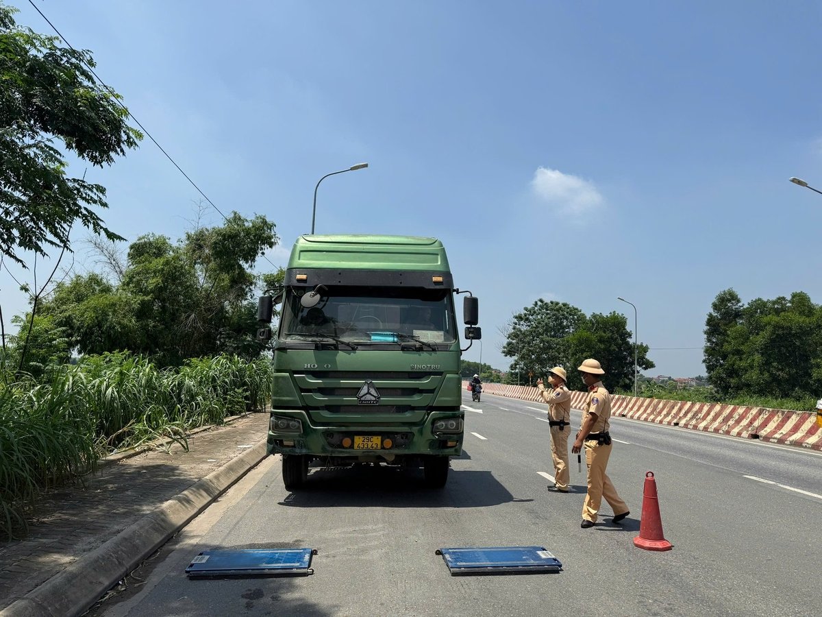 Đội Cảnh sát giao thông đường bộ số 9 kiểm tra xe chờ quá tải, quá khổ. Ảnh: Cao Sơn. Đội Cảnh sát giao thông đường bộ số 9 kiểm tra xe chờ quá tải, quá khổ. Ảnh: Cao Sơn.