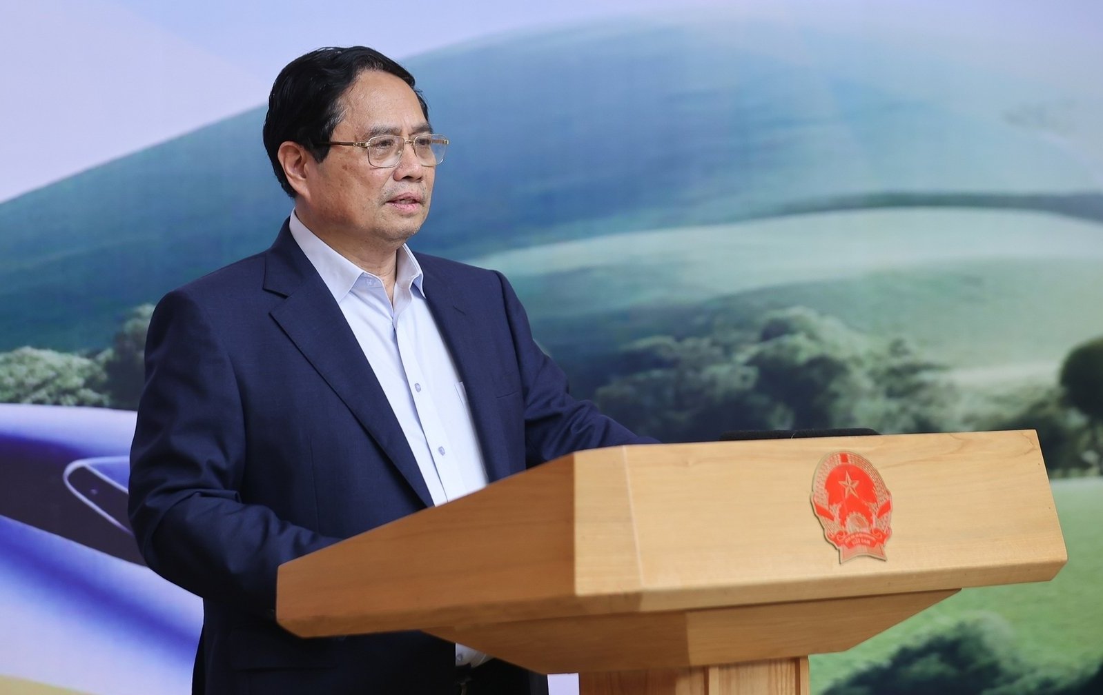 Thủ tướng nhấn mạnh các bộ, ngành, địa phương cần tập trung tối đa nguồn lực, tháo gỡ mọi nút thắt, điểm nghẽn, vượt qua khó khăn, thách thức để hoàn thành các nhiệm vụ được giao. Ảnh: VGP. Thủ tướng nhấn mạnh các bộ, ngành, địa phương cần tập trung tối đa nguồn lực, tháo gỡ mọi nút thắt, điểm nghẽn, vượt qua khó khăn, thách thức để hoàn thành các nhiệm vụ được giao. Ảnh: VGP.