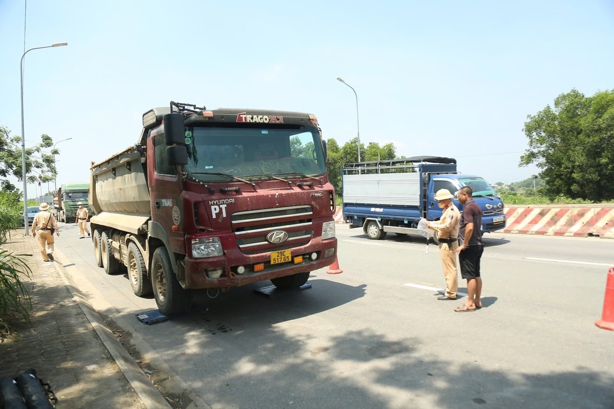 Chỉ trong ít giờ ra quân, Đội Cảnh sát giao thông đường bộ số 9 phát hiệu nhiều trường hợp vi phạm. Ảnh: Cao Sơn. Chỉ trong ít giờ ra quân, Đội Cảnh sát giao thông đường bộ số 9 phát hiệu nhiều trường hợp vi phạm. Ảnh: Cao Sơn.